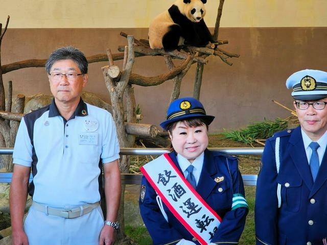 飲酒運転根絶を訴える天童よしみさん（中央）と楓浜（奥）=2024年10月27日、和歌山県白浜町、勝部真一撮影