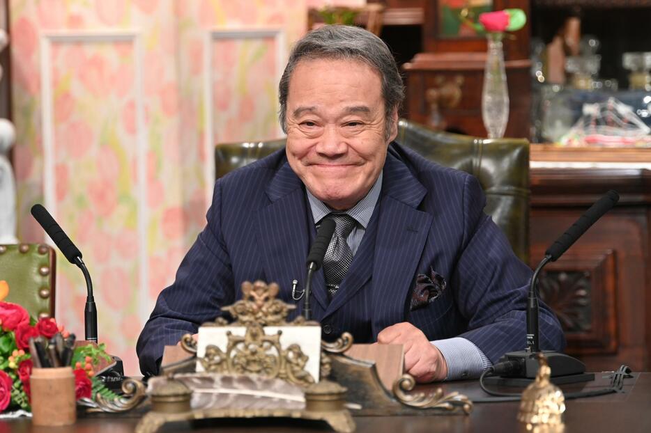 ありし日の西田敏行・2代目局長＝ABCテレビ提供