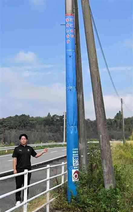 浸水が想定される5メートルの高さまで青いシートで巻かれた電柱＝11日、多良木町