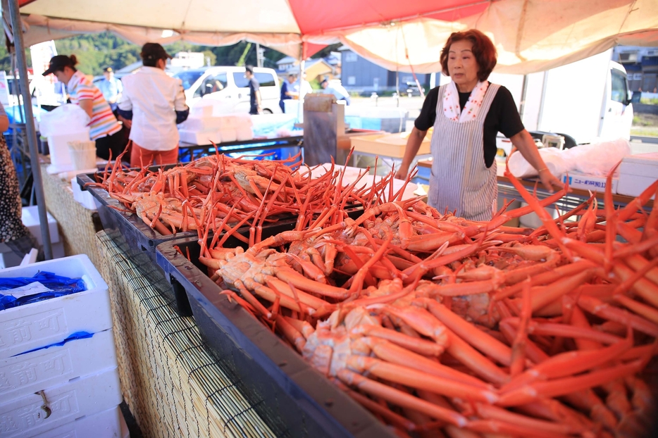 ベニズワイガニなどの海産物も販売