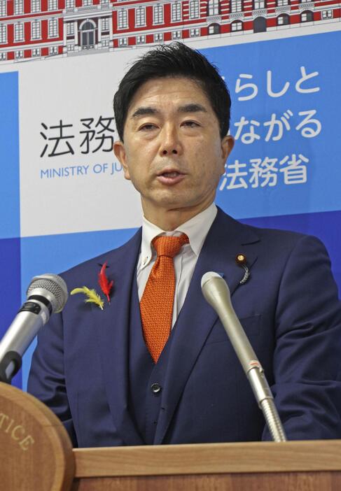 記者会見する牧原法相＝8日午前、法務省