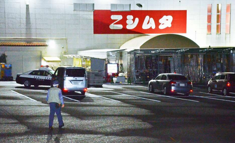 強盗容疑事件が起きたニシムタ中川店＝３０日午前０時４０分ごろ、日置市伊集院町中川（画像は一部加工してあります）