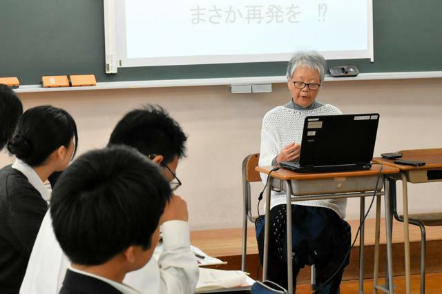 骨髄バンクの大切さを生徒に話す藤岡八重子さん=2024年10月15日午前10時44分、京都府福知山市大江町金屋、滝川直広撮影