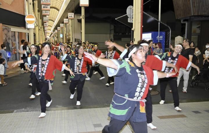 「てやてや音頭」の軽妙なリズムに合わせて踊る参加者