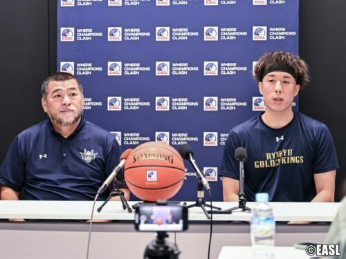 記者会見に出席した桶谷HC（左）とキャプテンの小野寺（右）[写真]＝EASL