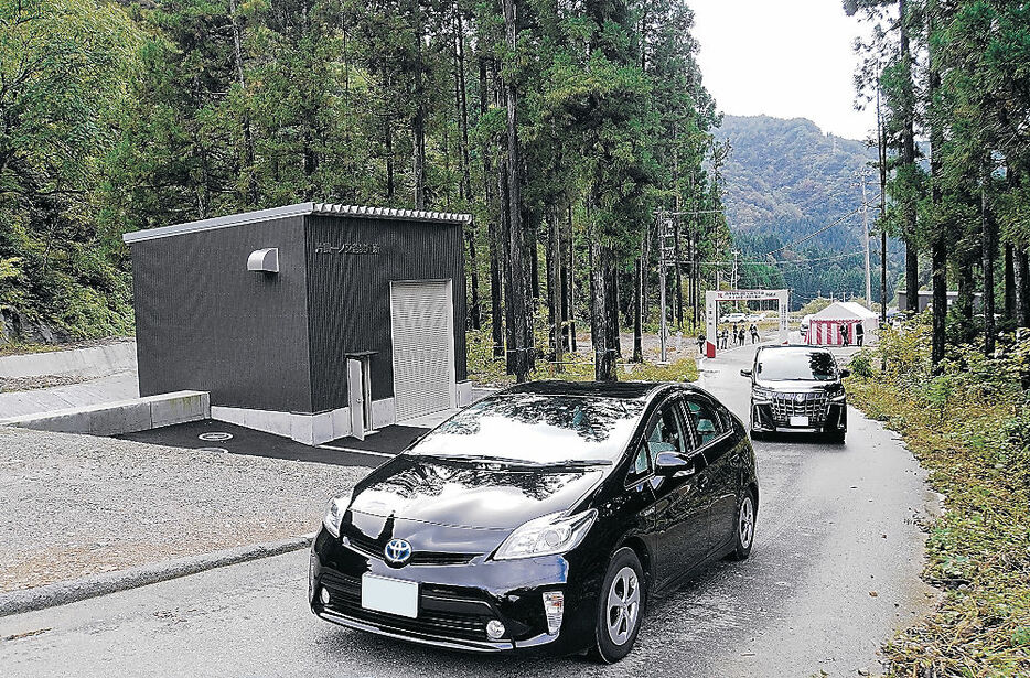 完成区間を記念通行する車両＝魚津市東蔵