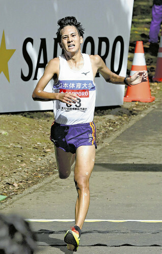 ゴールした日体大の平島龍斗選手＝菅野靖撮影