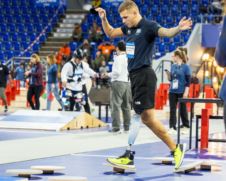 電動義足予選で、不安定な飛び石をバランスをとり歩くREHAB TECH LEGチームのAndrea Modicaさん（撮影：越智貴雄）