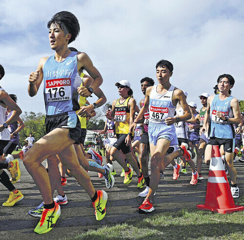 力走する山梨学院大の平八重充希選手（左端１７６）と徳田秋斗選手（右端）（１９日、東京都立川市で）＝武藤要撮影