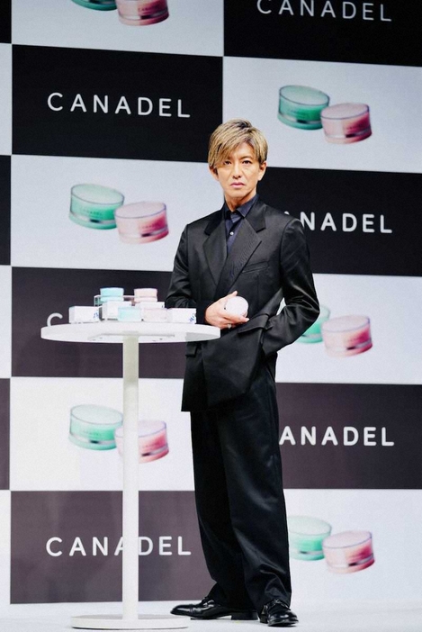 ＜「CANADEL」ブランドキャラクター就任＆新CM発表会＞ポーズを決める木村拓哉（撮影・会津　智海）