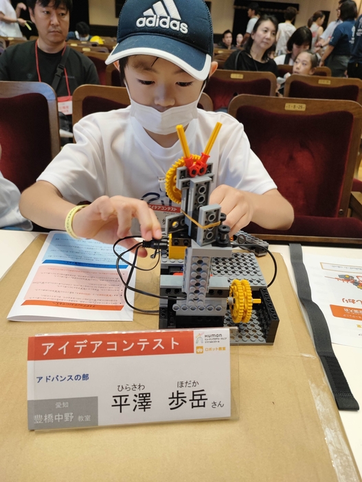 ロボットを調整する平澤さん（提供）