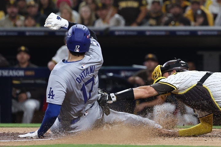 不運な形で本塁死となった大谷（左）。ベンチで珍しく怒りを爆発させた。(C)Getty Images