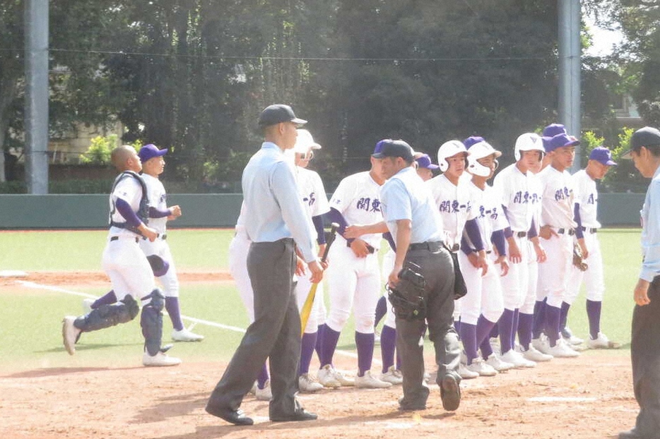 帝京に1点差で敗れ、夏春連続甲子園が絶望的となりながらも、気丈に整列する関東第一ナイン