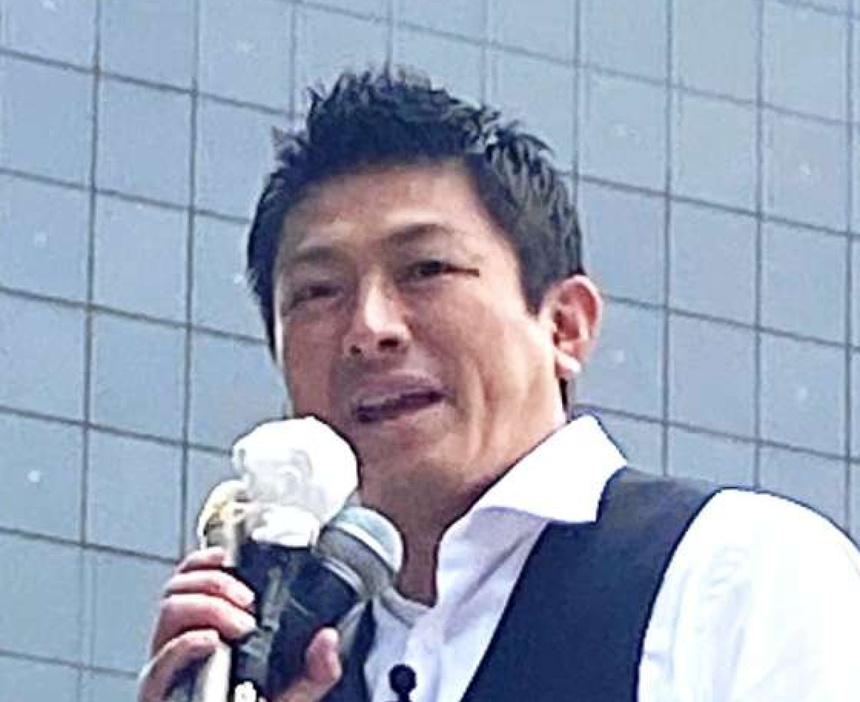 街頭演説する参政党の神谷宗幣代表＝２０日、鹿児島市