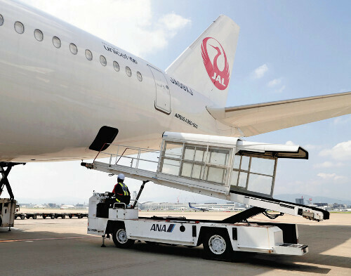 日本航空の機体から手荷物を降ろす作業を担う全日空の「ベルトローダー」（９月４日午前、福岡空港で）