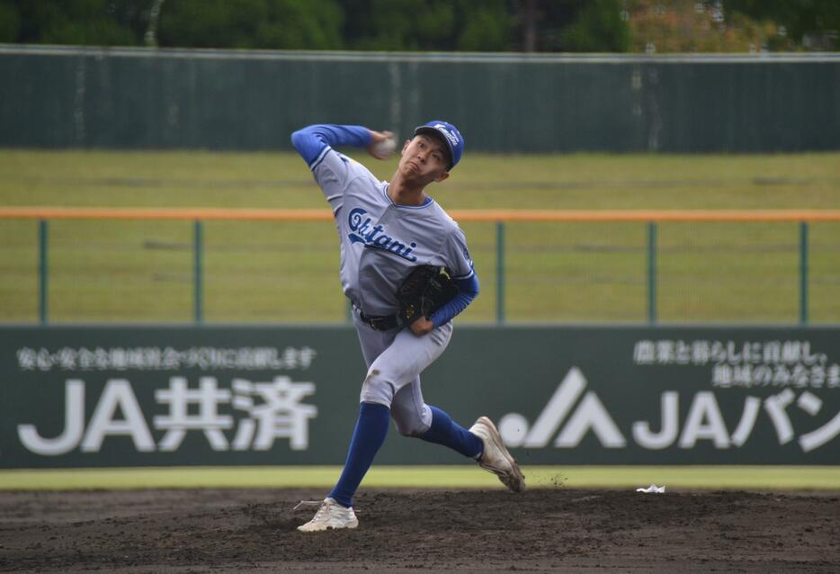 　完投勝利を果たした小松大谷・西川