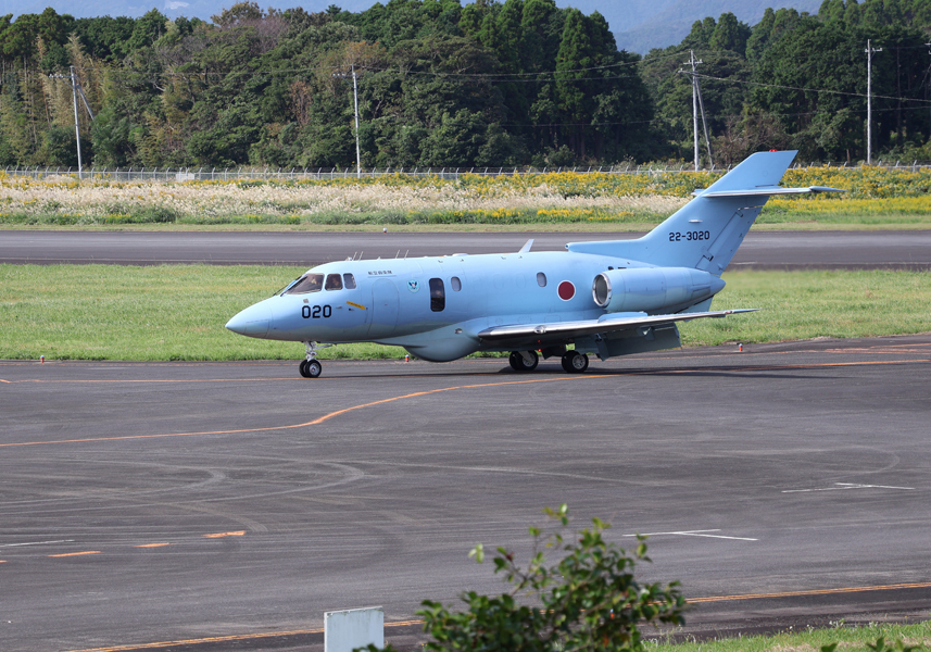 日米共同統合演習で飛来した空自救難機＝長崎県五島市、福江空港