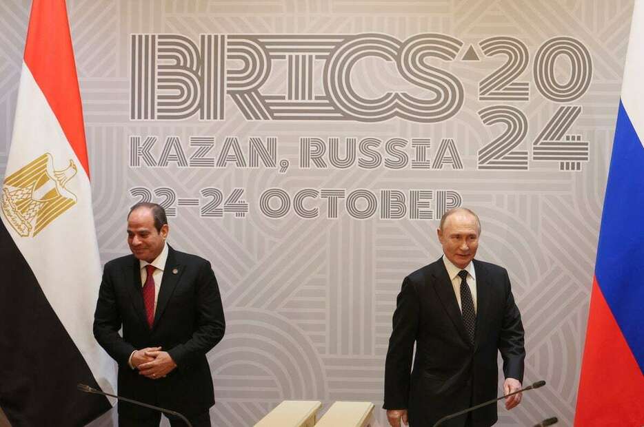 BRICS首脳会議に出席するロシアのプーチン大統領（右）とエジプトのシシ大統領＝22日（Maxim Shipenkov, Pool Photo＝AP）