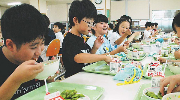 地元産の米や野菜をふんだんに使った給食を食べる押切小の児童（山形県三川町で）