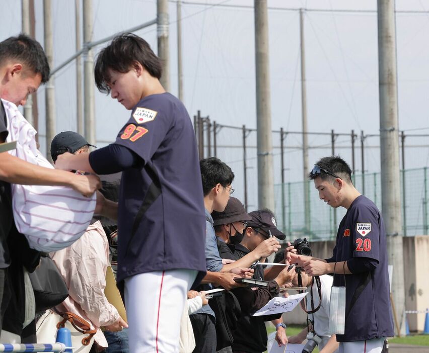 ファンにサインする井上温大（左）と戸郷翔征（右）（カメラ・渡辺　了文）