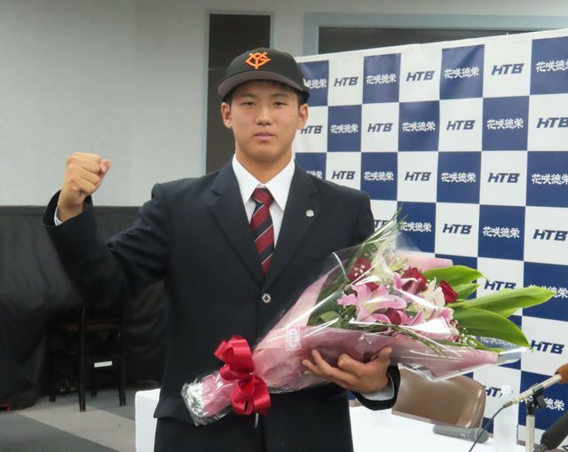 巨人にドラフト1位指名された花咲徳栄高校の石塚裕惺選手(写真：日刊スポーツ/アフロ)