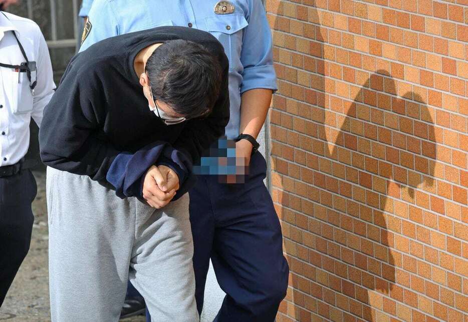 浅草署に移送される細谷健一容疑者＝25日午前、東京都台東区（岩崎叶汰撮影、一部画像処理しています）