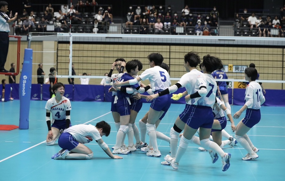 岡山県（少年女子）【写真：月刊バレーボール】