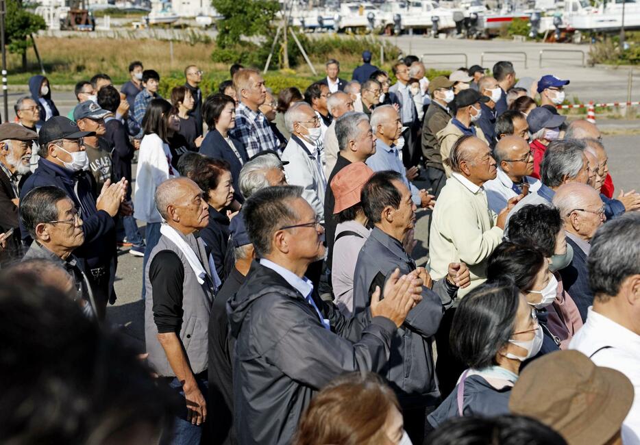 石川県輪島市で行われた街頭演説に集まった有権者ら＝26日午前