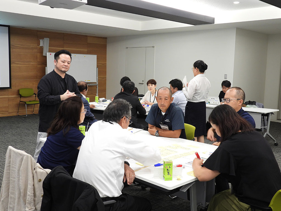 有識者が意見を交わした奄美市世界自然遺産活用プラットフォーム（30日、奄美市役所会議室）