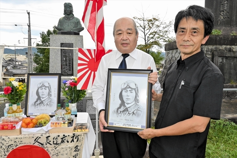 中野少尉の肖像画の写真を遠藤さんに贈る谷口さん（右）