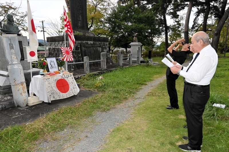 中野少尉の胸像前で行われた慰霊祭