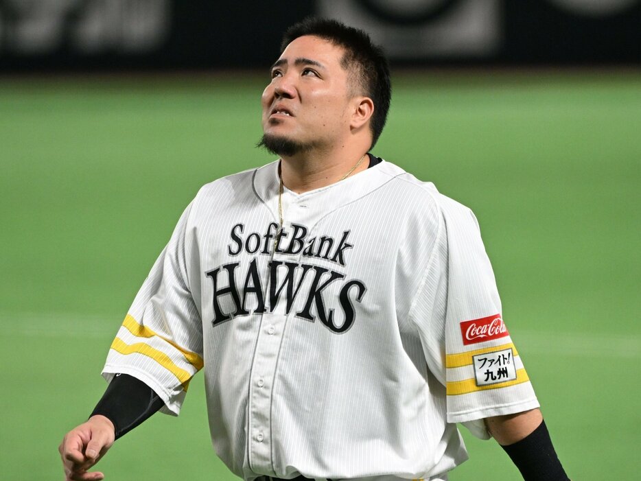 日本シリーズ第4戦、4打数無安打に終わったソフトバンクの4番・山川穂高。DeNAの山川対策が功を奏したが果たして5戦目以降は… photograph by Naoya Sanuki