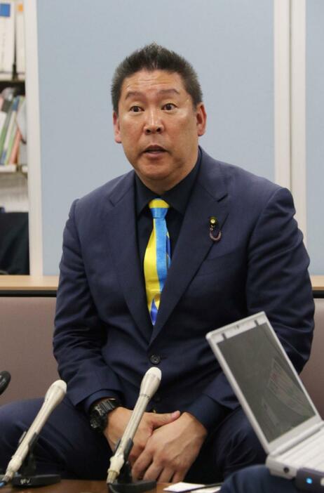 兵庫県知事選への立候補を表明し、会見する立花孝志氏＝２４日午後、神戸市中央区