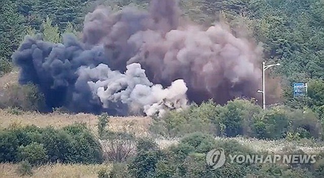 韓国軍の監視カメラが捉えた東海線の北朝鮮側道路の爆破の様子（合同参謀本部提供）＝（聯合ニュース）≪転載・転用禁止≫