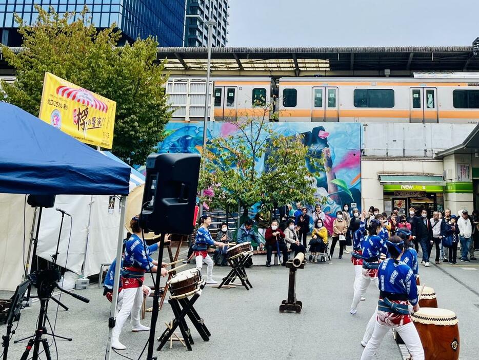 中野駅北口で開催の「桴の響演」（昨年の様子）