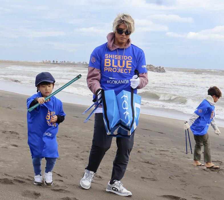 海岸で子どもたちとごみ拾い活動をするサーフィン男子の五十嵐カノア＝20日、千葉県一宮町