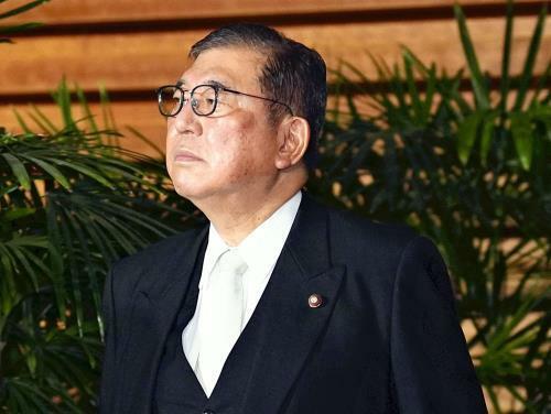 皇居での親任式のため、首相官邸を出る石破総裁（１日）