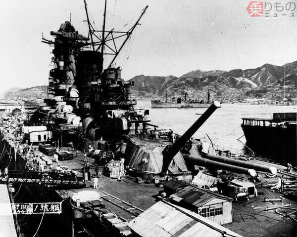 進水後の1941年9月20日、呉で艤装中の戦艦「大和」。艦後方から撮影しているため、写真の砲塔は後部の3番砲塔（画像：アメリカ海軍）。