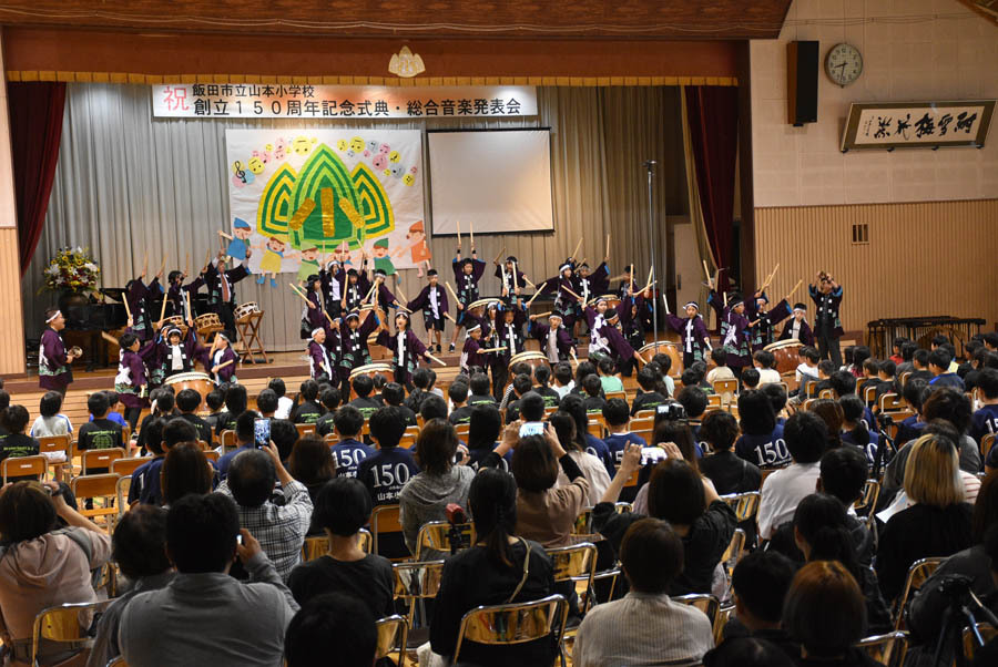 記念式典の開幕を飾った5年生の「ぶちあわせ太鼓」