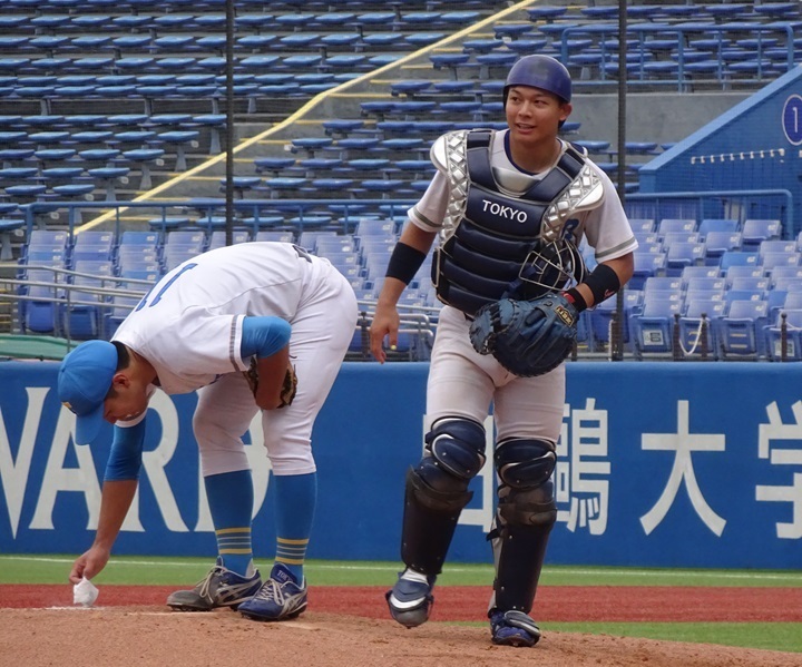 東大はこの秋、正捕手に3年生・杉浦が定着した。キャッチャーである府川としても、後輩の成長がうれしかった[写真=BBM]