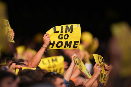 本拠地で掲げられる「LIM GO HOME」のプラカード [写真]=Getty Images