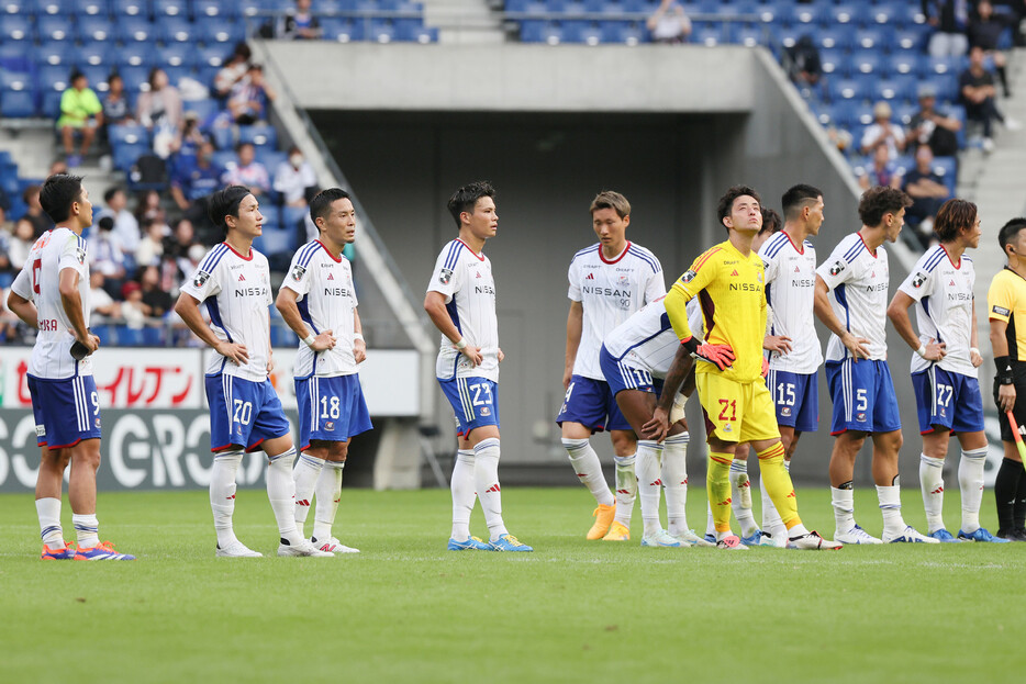 天皇杯サッカー。Ｇ大阪に敗れ、肩を落とす横浜Ｍイレブン＝２７日、大阪・パナソニックスタジアム吹田