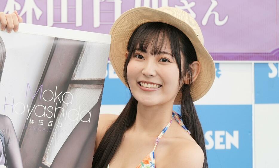 「林田百加 2025カレンダー」の発売記念イベントに登場した林田百加さん