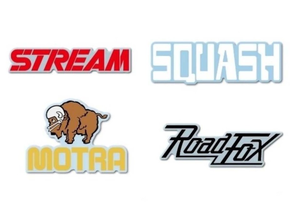 「MOTRA」「SQUASH」「STREAM」「Road Fox」といった懐かしさを感じる車両のロゴステッカーも