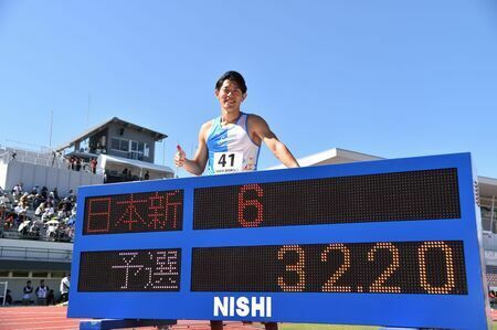 陸上成年男子300メートル予選　32秒20の日本新記録をたたき出した今泉堅貴＝佐賀市のSAGAスタジアム