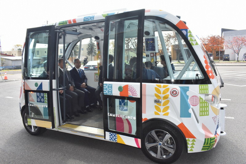 試乗会で車内にオペレーターのいない自動運転バスに乗り込む関係者＝北海道上士幌町で2024年10月25日、鈴木斉撮影