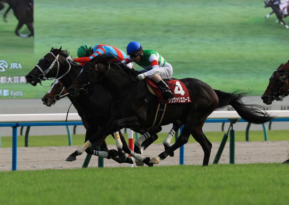 ＜京都大賞典＞シュヴァリエローズ（手前）に強襲され惜しくも2着に終わったディープボンド（撮影・岸　良祐）