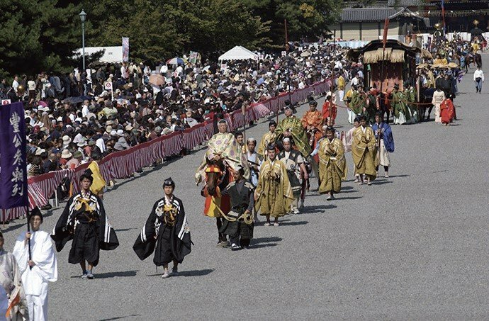 毎年10月22日に行われる「時代祭」は、上賀茂・下鴨両神社の葵祭（5月15日）、八坂神社の祇園祭（7月1日～31日）と並ぶ、京都三大祭のひとつ（写真　平安神宮提供）