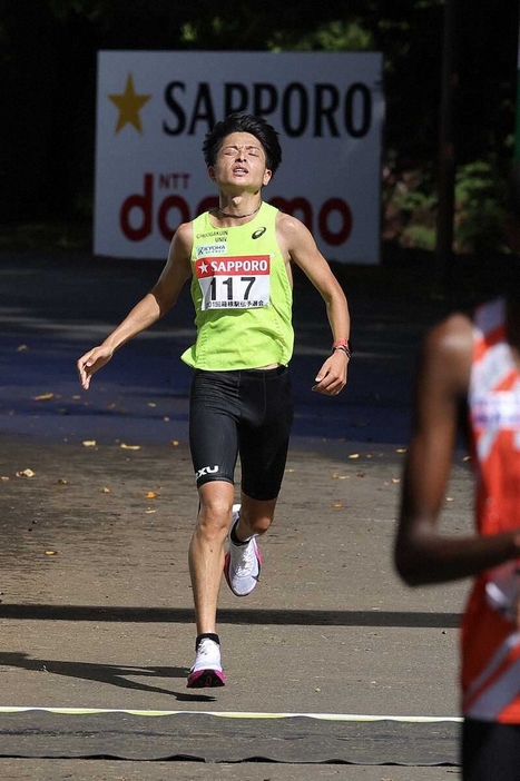 ＜箱根駅伝予選会＞日本人トップでゴールする中央学院大・吉田（撮影・藤山　由理）