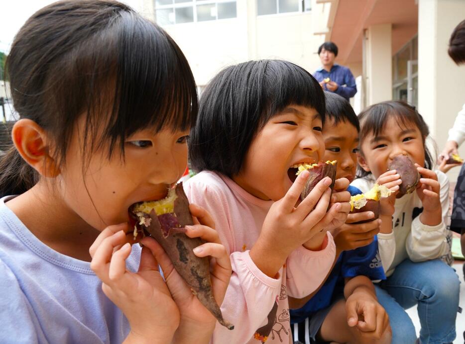 ほくほくの焼き芋を頬張る児童たち＝2024年10月29日午前10時59分、兵庫県丹波市山南町井原で